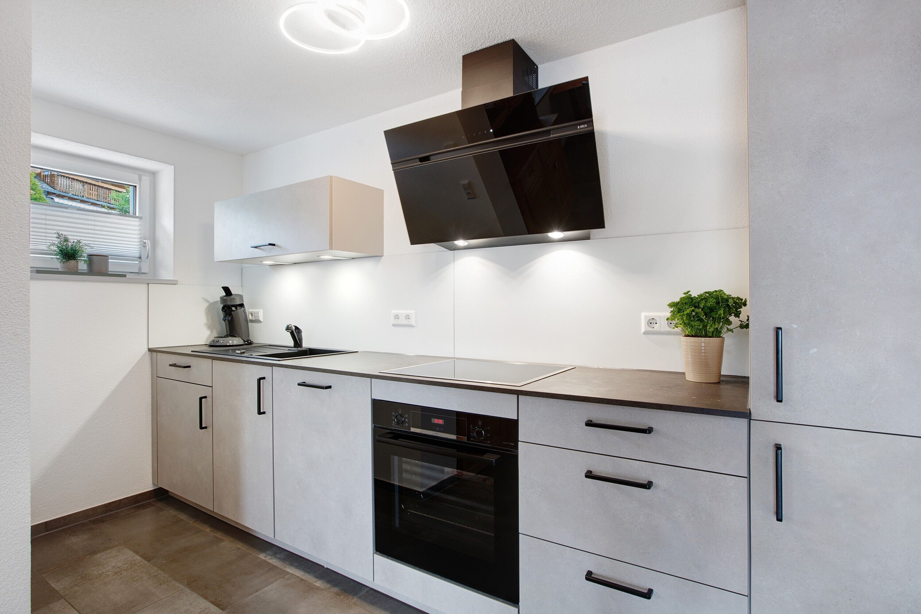 Réfrigérateur, un four, surface de cuisson, lave-vaisselle