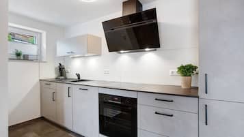 Réfrigérateur, un four, surface de cuisson, lave-vaisselle