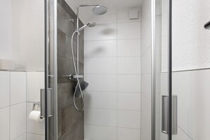 Shower, free toiletries, hair dryer, towels - Apartment 'Schwarzwald' with Private Terrace and Wi-Fi (Albbruck)