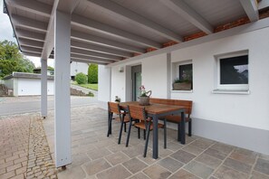 Outdoor dining - Apartment 'Schwarzwald' with Private Terrace and Wi-Fi (Albbruck)