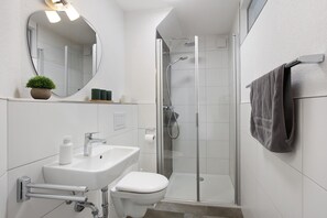 Shower, free toiletries, hair dryer, towels - Apartment 'Schwarzwald' with Private Terrace and Wi-Fi (Albbruck)