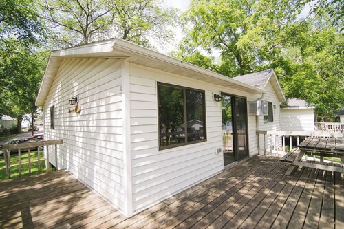 Carefree Days, a 3BR cabin with lake views nestled in Riverside Resort