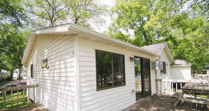 Carefree Days, a 3BR cabin with lake views nestled in Riverside Resort