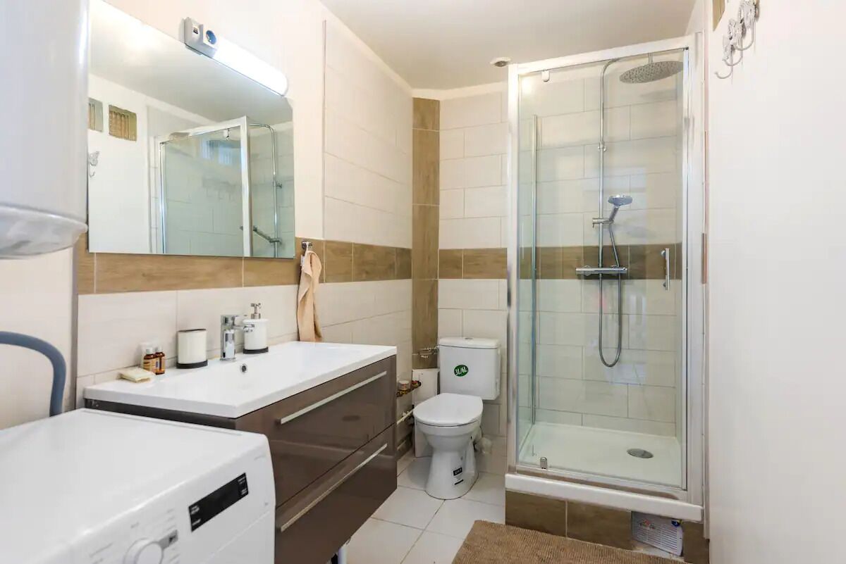Deluxe Apartment | Bathroom | Hair dryer, toilet paper