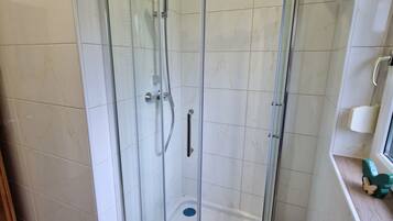 Douche, sèche-cheveux, serviettes fournies