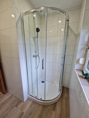 Een douche, een haardroger, handdoeken