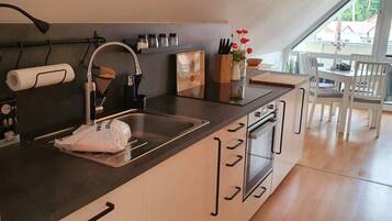 Kühlschrank, Mikrowelle, Ofen, Herdplatte