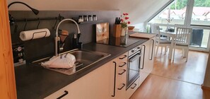 Frigorifero, microonde, forno, piano cottura