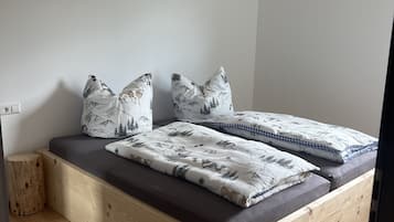 6 bedrooms, free WiFi, bed sheets, wheelchair access