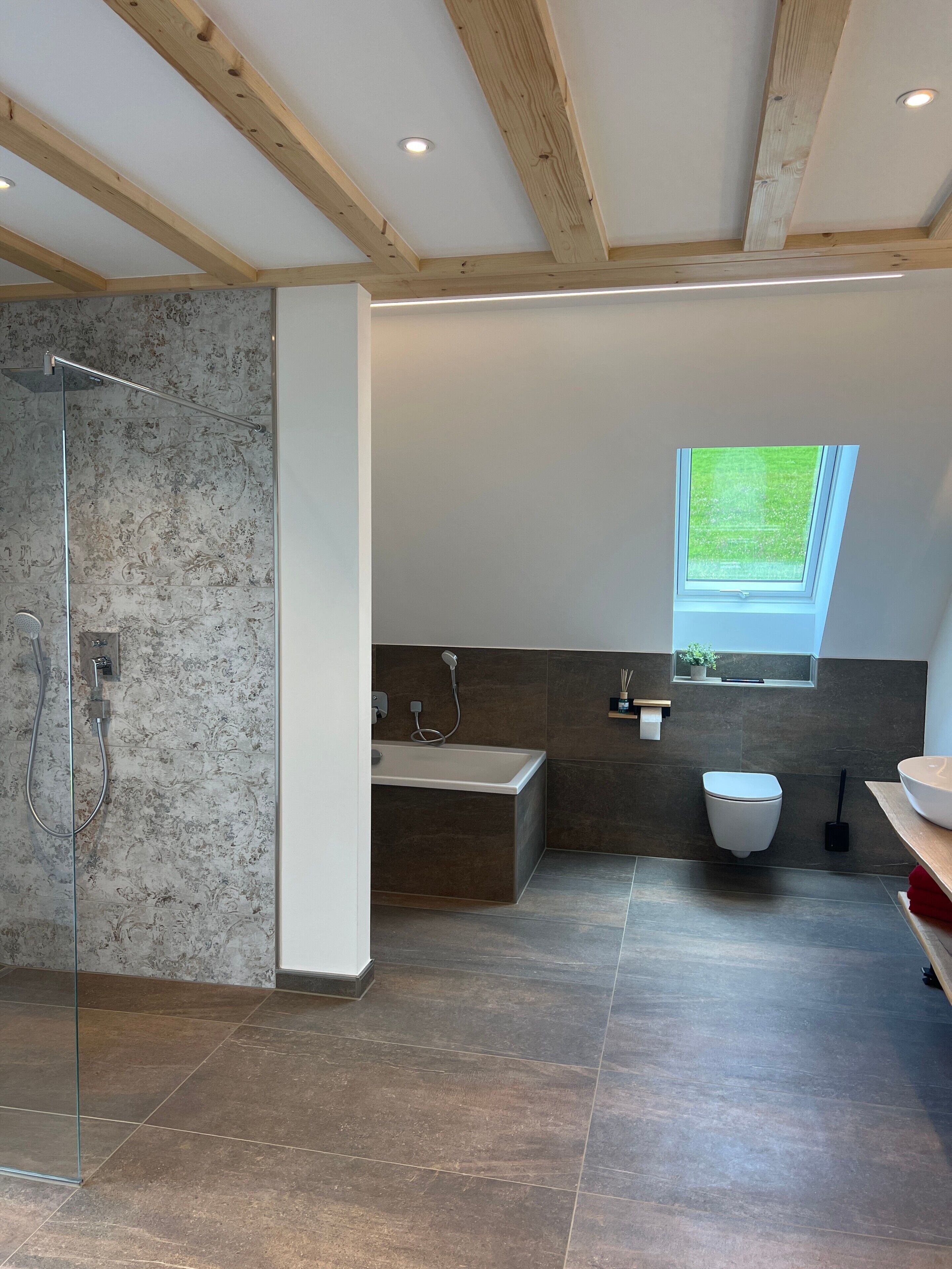 Dusche, kostenlose Toilettenartikel, Haartrockner, Handtücher