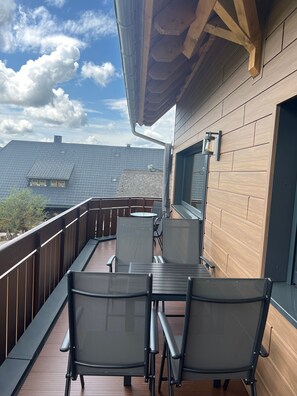 Outdoor dining - Holiday Home Ferienhaus am Kapellenhof with Shared Terrace, Shared Garden and Wi-Fi (Triberg im Schwarzwald)