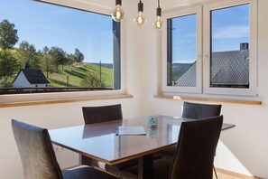 Dining - Apartment 'Kapellen Blick' with Mountain View, Shared Terrace and Wi-Fi (Triberg im Schwarzwald)