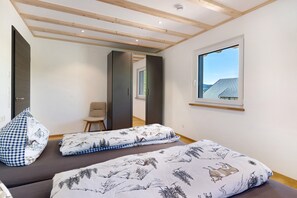 2 bedrooms, iron/ironing board, free WiFi, bed sheets - Apartment 'Kapellen Blick' with Mountain View, Shared Terrace and Wi-Fi (Triberg im Schwarzwald)