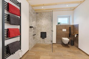 Shower, hair dryer, towels - Apartment 'Kapellen Blick' with Mountain View, Shared Terrace and Wi-Fi (Triberg im Schwarzwald)