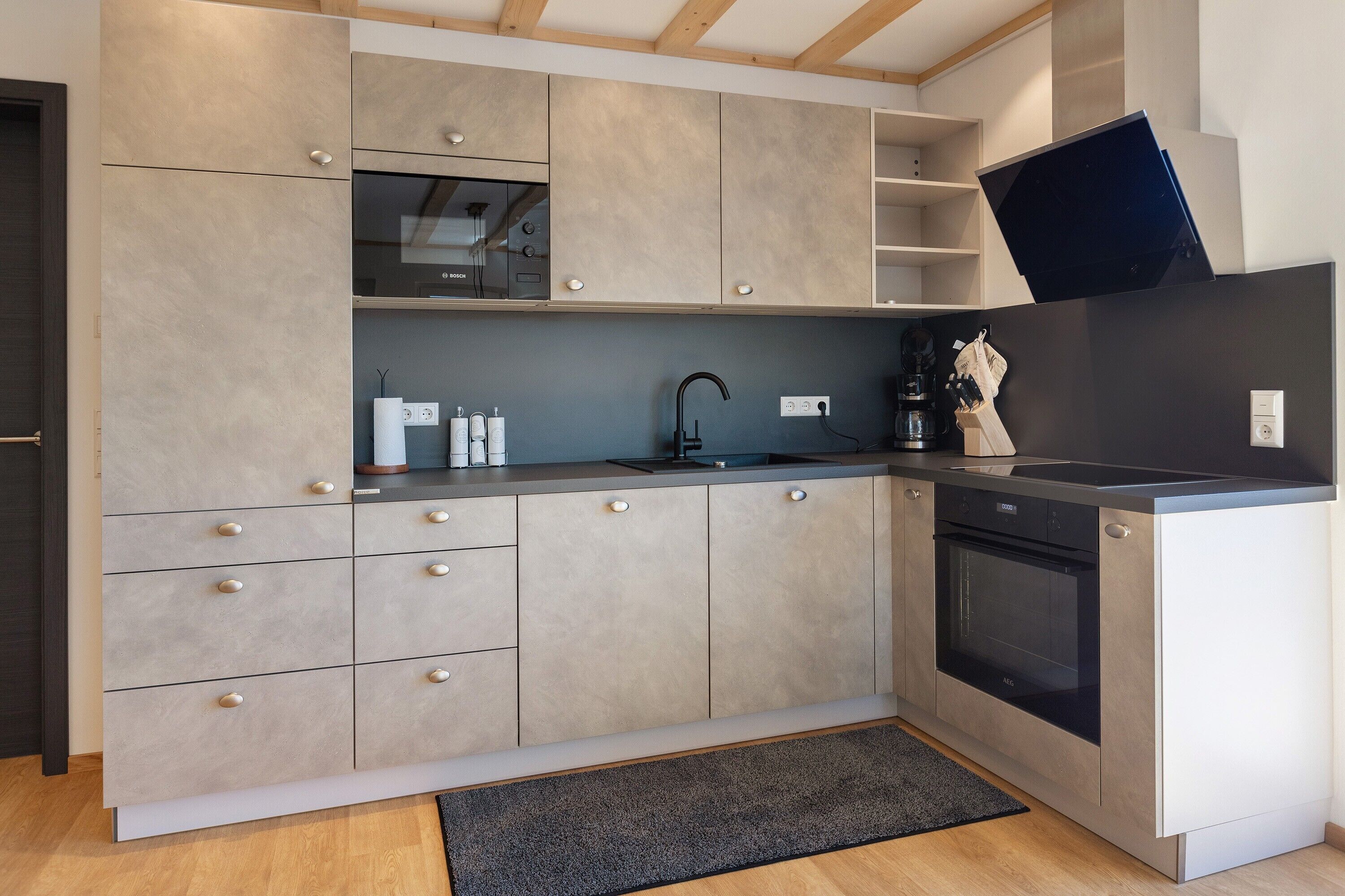 Jääkaappi, mikroaaltouuni, uuni, liesi