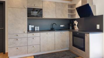 Jääkaappi, mikroaaltouuni, uuni, liesi