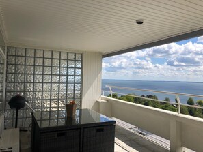 Outdoor dining - Apartment 'Wellness Penthouse Meerblick' with Sea View, Shared Garden and Wi-Fi (Sierksdorf)