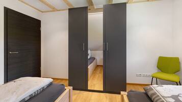 3 bedrooms, iron/ironing board, free WiFi, bed sheets