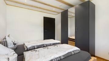 3 bedrooms, iron/ironing board, free WiFi, bed sheets