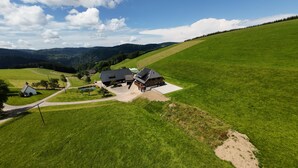 A rural property with a large house, a barn, and a small white building. - Apartment 'Bergpanorama' with Mountain View, Shared Terrace and Wi-Fi (Triberg im Schwarzwald)