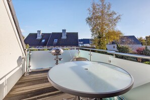 Outdoor dining - Apartment 'Ferienwohnung Wiesen' with Balcony and Wi-Fi (Grömitz)