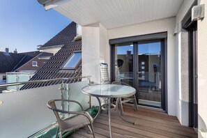 Outdoor dining - Apartment 'Ferienwohnung Wiesen' with Balcony and Wi-Fi (Grömitz)