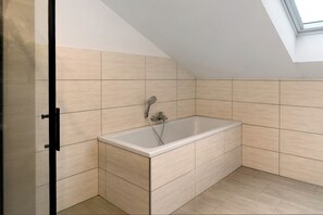 Een douche, een haardroger, handdoeken