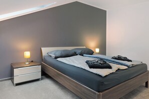 3 bedrooms, desk, iron/ironing board, free WiFi
