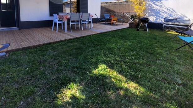 A modern house with a patio, outdoor seating, and a barbecue area. - House in a quiet cul-de-sac, within walking or cycling distance of shops and beach.  (Noirmoutier-en-l'Île)