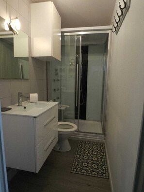 Dusche, Haartrockner, Toilettenpapier