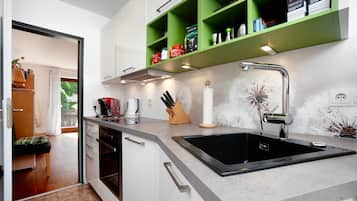 Kühlschrank, Mikrowelle, Ofen, Herdplatte