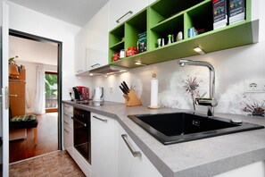 Refrigerador, microondas, horno, placa de cocina