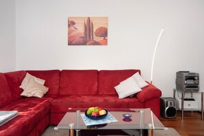 TV, DVD player, stereo - Apartment 'Ferienwohnung Wölk' with Mountain View, Balcony and Wi-Fi (Sonthofen)