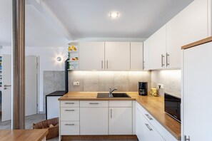 Réfrigérateur, four à micro-ondes, un four, surface de cuisson