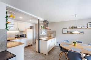 Réfrigérateur, four à micro-ondes, un four, surface de cuisson