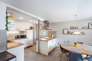 Fridge, microwave, oven, stovetop - Holiday Home 'Biedermann' with Terrace, Balcony Wi-Fi and Meine Card plus Gästekarte (Willingen (Upland))