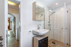 Een douche, een haardroger, handdoeken