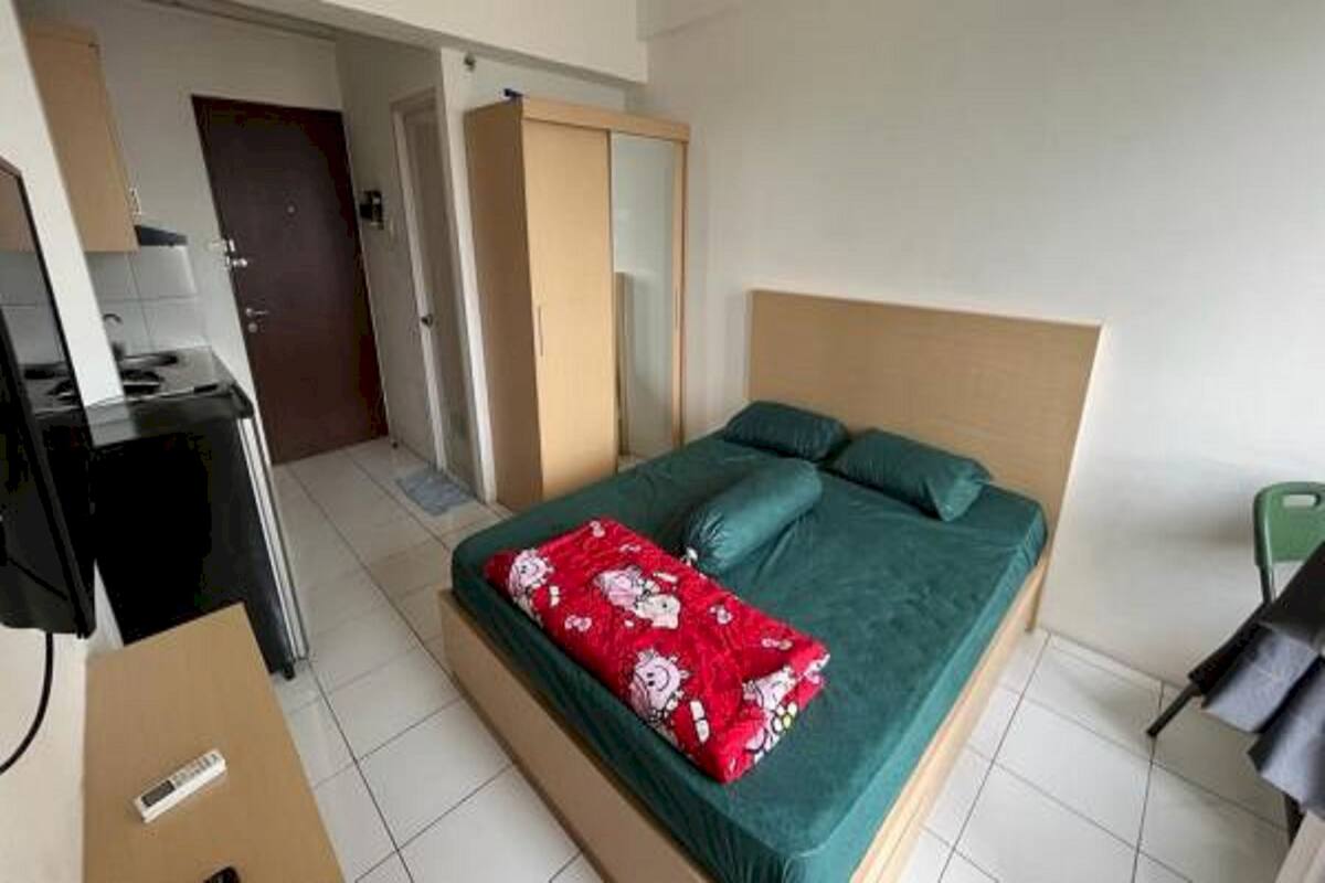 Une chambre à coucher comprenant un lit, une armoire et un bureau avec une chaise.