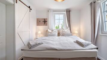 4 bedrooms, iron/ironing board, free WiFi, bed sheets