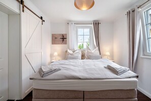 4 bedrooms, iron/ironing board, free WiFi, bed sheets - Apartment 'Schönes Fachwerkhaus Rhein-Koblenz' with Private Garden and Wi-Fi (Koblenz)