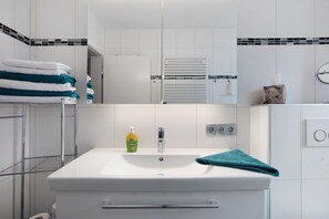 Suihku, ilmaiset hygieniatuotteet, hiustenkuivaaja, pyyhkeet