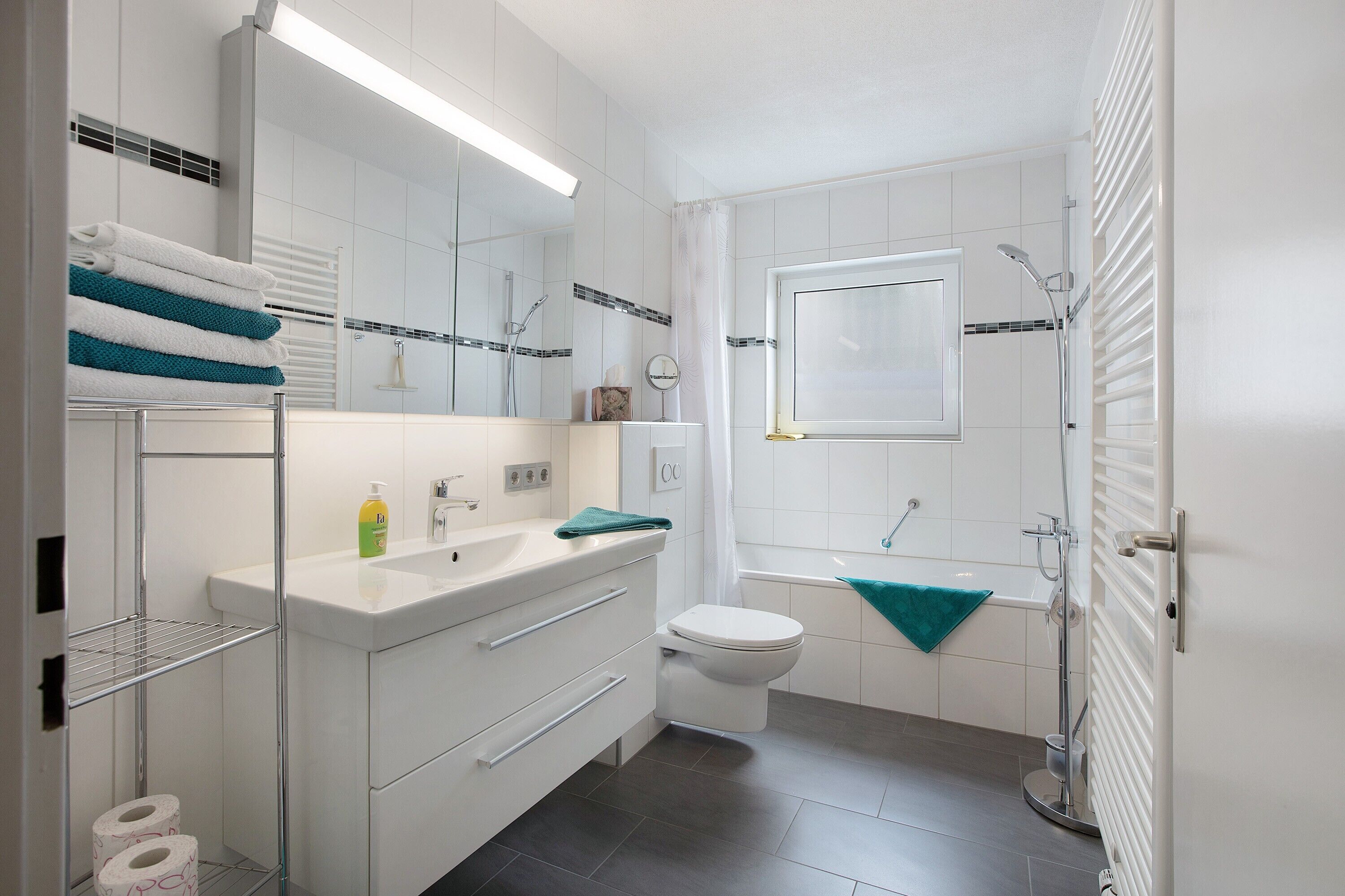 Douche, articles de toilette gratuits, sèche-cheveux