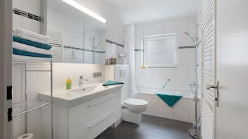 Douche, articles de toilette gratuits, sĂšche-cheveux