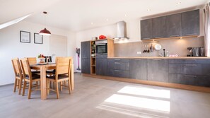 Jääkaappi, mikroaaltouuni, uuni, liesi