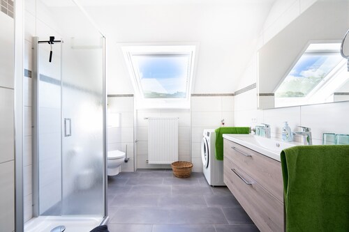 Apartment 'Ferienwohnung Weitblick' with Mountain View, Balcony and Wi-Fi