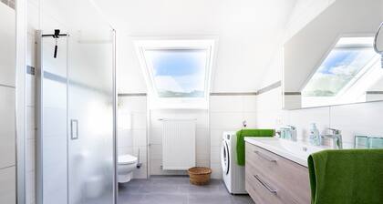 Apartment 'Ferienwohnung Weitblick' with Mountain View, Balcony and Wi-Fi
