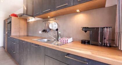 Apartment 'Ferienwohnung Weitblick' with Mountain View, Balcony and Wi-Fi