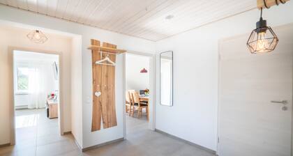 Appartement 'Ferienwohnung Weitblick' avec vue sur les montagnes, balcon et Wi-Fi