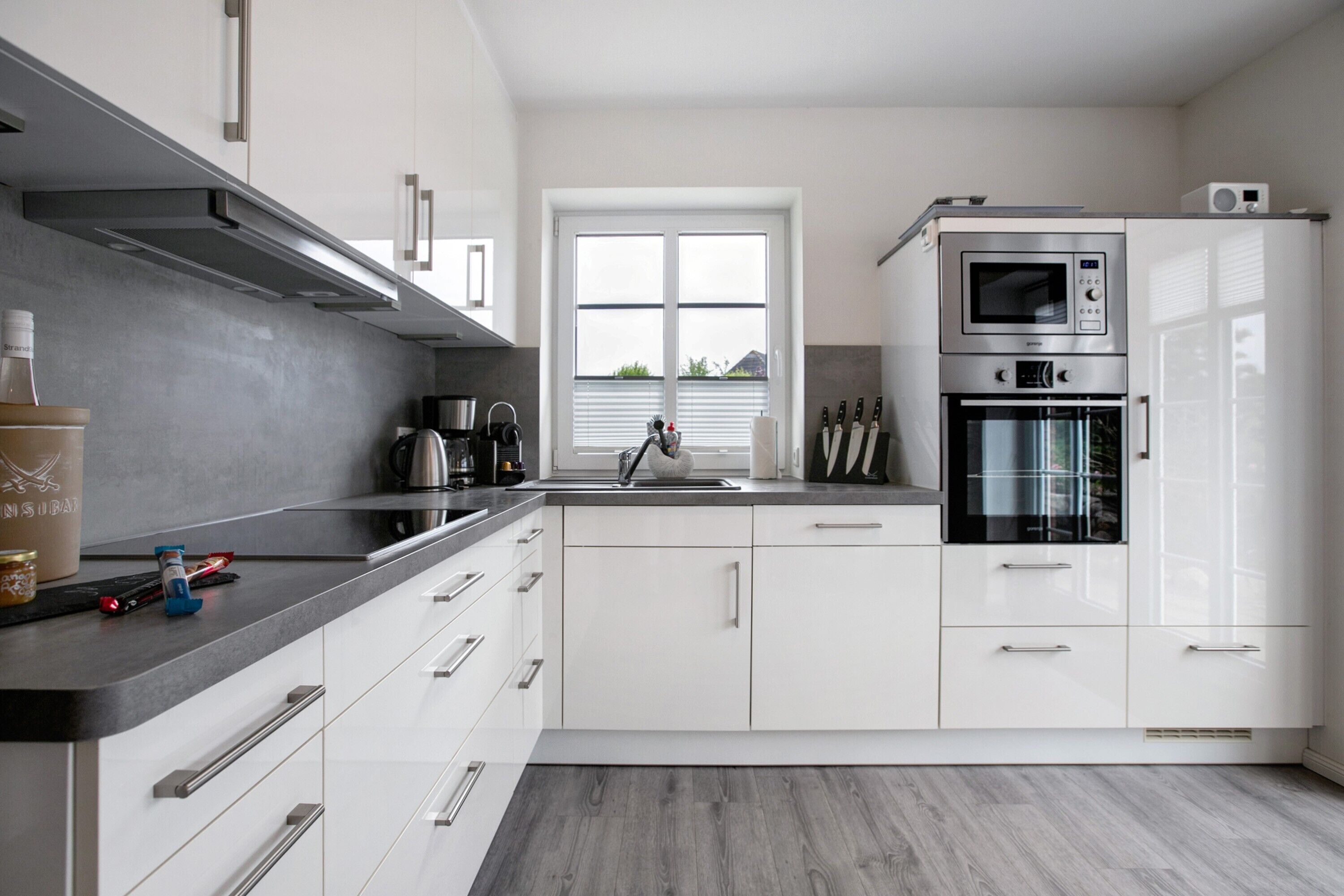 Køleskab, mikrobølgeovn, ovn, kogeplade