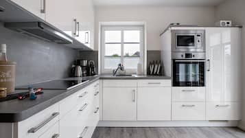 Køleskab, mikrobølgeovn, ovn, kogeplade